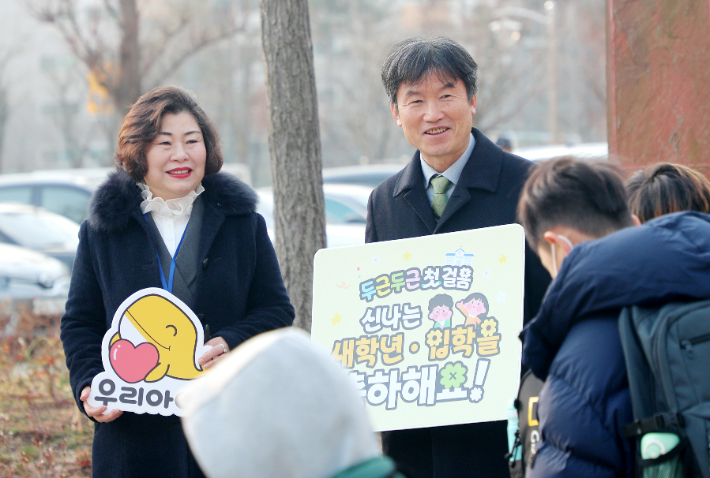 천창수 울산광역시교육감이 등굣길에서 초등학생들의 새학년 · 입학을 축하하고 있다. 울산시교육청 제공