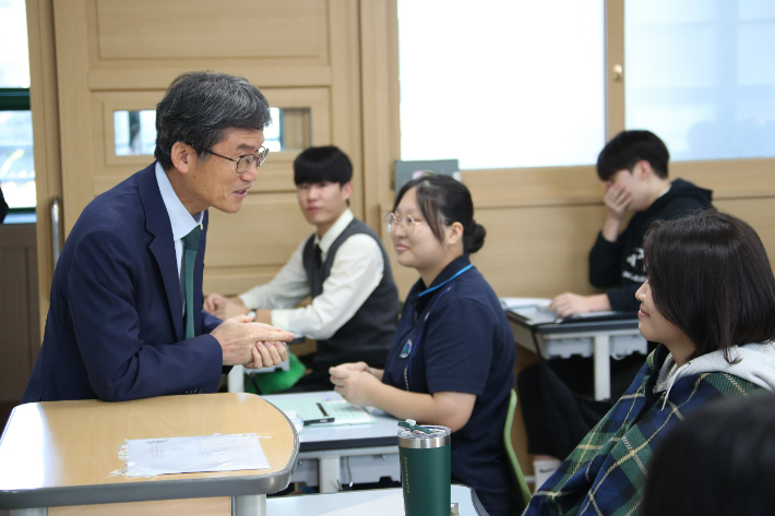 천창수 울산광역시교육감이 고등학교 교실에서 학생들과 얘기를 나누고 있다. 울산시교육청 제공 