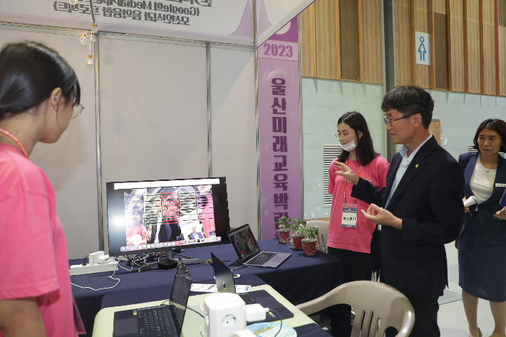 천창수 울산광역시교육감이 2023 울산미래교육박람회 현장을 둘러보고 있다. 울산시교육청 제공