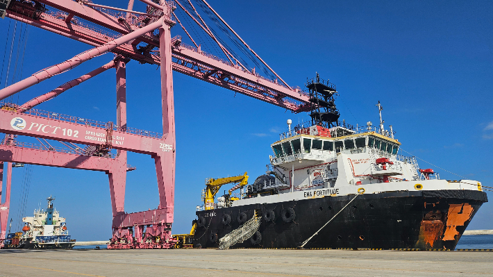 영일만항에 접안해 있는 시추보급선. 경상북도 제공