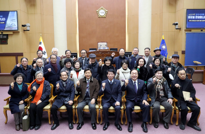 전주시의회 남관우 의장과 전주시민대상 수상자회 회원들이 17일 간담회를 마친 뒤 기념촬영을 하고 있다. 전주시의회 제공