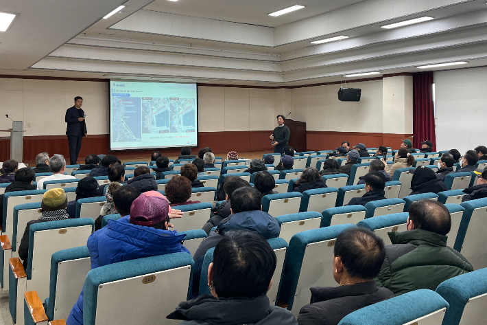 강릉시는 북강릉 케이블카 조성의 본격적인 사업 추진을 위해 지난 16일 주문진 문화교육센터에서 주민설명회를 열고 시민들의 의견을 수렴하는 시간을 가졌다. 강릉시 제공  