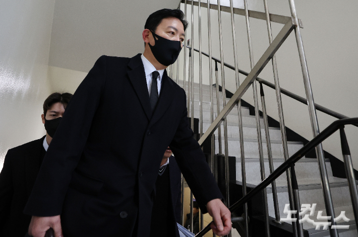 윤석열 대통령에 대한 체포영장 집행을 방해한 혐의를 받는 김성훈 대통령경호처 차장이 17일 오전 서울 서대문구 국가수사본부에 조사를 받기 위해 출석하고 있다. 류영주 기자