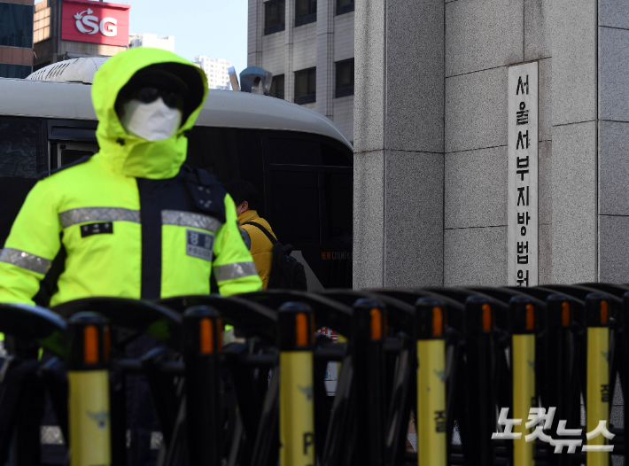 내란 수괴와 직권남용 등의 혐의를 받는 윤석열 대통령의 구속 전 피의자 심문(영장실질심사)이 열리는 18일 서울 마포구 서부지법 앞에 경찰통제선이 설치돼 있다. 황진환 기자