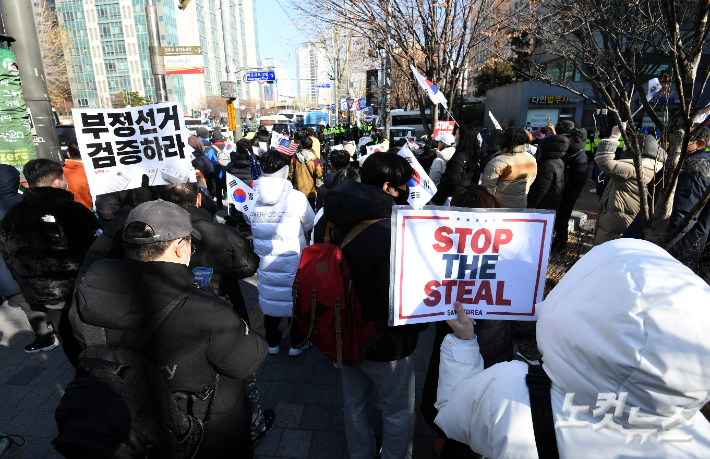 내란 수괴와 직권남용 등의 혐의를 받는 윤석열 대통령의 구속 전 피의자 심문(영장실질심사)이 열리는 18일 서울 마포구 서부지법 앞에서 윤 대통령 지지자들이 구속 반대 집회를 갖고 있다. 황진환 기자