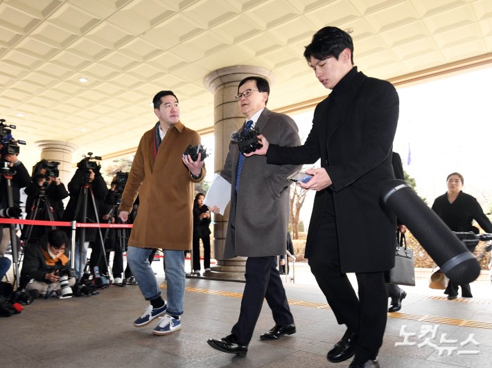 서부지법 들어선 배진한 변호사