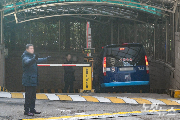 내란 수괴와 직권남용 등의 혐의를 받는 윤석열 대통령의 구속 전 피의자 심문(영장실질심사)이 열리는 18일 서울 마포구 서부지법에 윤 대통령이 탑승한 호송차량이 도착하고 있다. 황진환 기자