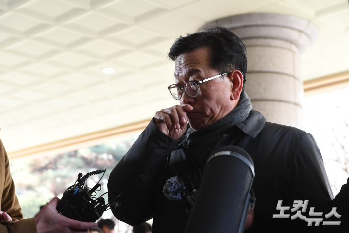 내란 수괴와 직권남용 등의 혐의를 받는 윤석열 대통령의 구속 전 피의자 심문(영장실질심사)이 열리는 18일 서울 마포구 서부지법에 윤 대통령 측 석동현 변호사가 들어서며 입장을 밝히고 있다. 황진환 기자