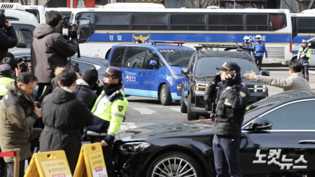 윤석열 대통령 호송차량 서부지법 도착