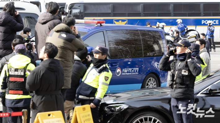 윤석열 대통령 호송차량 서부지법 도착
