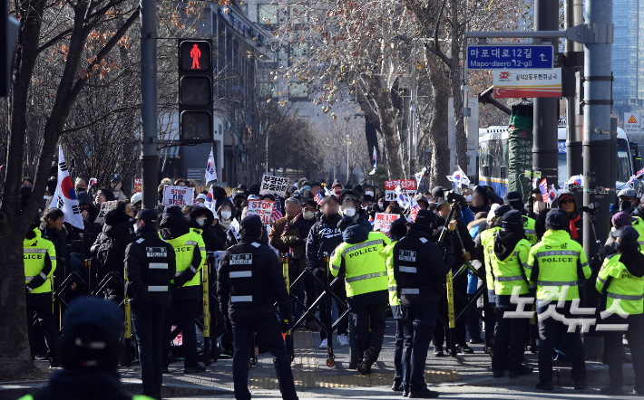 내란 수괴와 직권남용 등의 혐의를 받는 윤석열 대통령의 구속 전 피의자 심문(영장실질심사)이 열리는 18일 서울 마포구 서부지법 앞에서 윤 대통령 지지자들이 구속 반대 집회를 갖고 있다. 황진환 기자