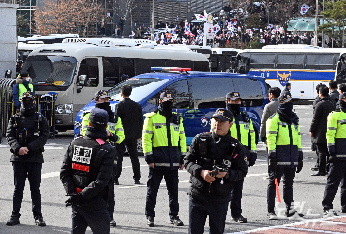 내란 수괴와 직권남용 등의 혐의를 받는 윤석열 대통령의 구속 전 피의자 심문(영장실질심사)이 열리는 18일 서울 마포구 서부지법에 윤 대통령이 탑승한 호송차량이 도착하고 있다. 황진환 기자