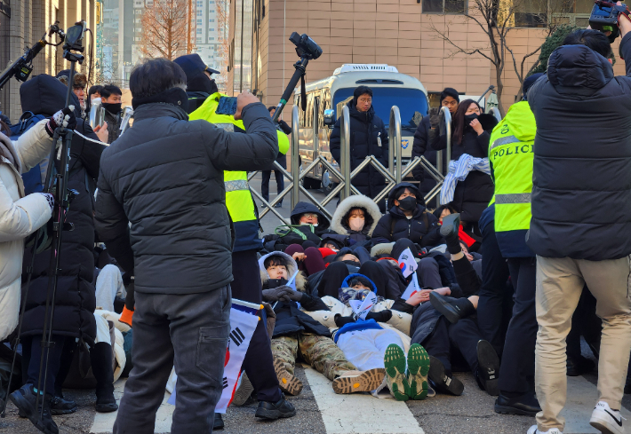 윤석열 대통령 구속영장 심사를 앞둔 18일 서울 마포구 서부지법 앞에서 경찰이 점거 농성 중인 윤 대통령 지지자들을 해산시키고 있다. 연합뉴스