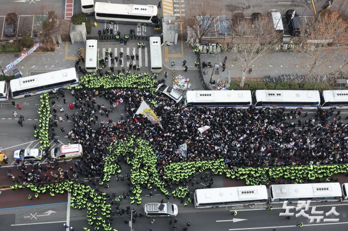 서부지법 에워싼 윤 대통령 지지자들
