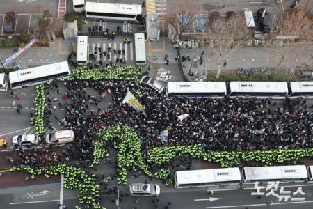서부지법 에워싼 윤 대통령 지지자들