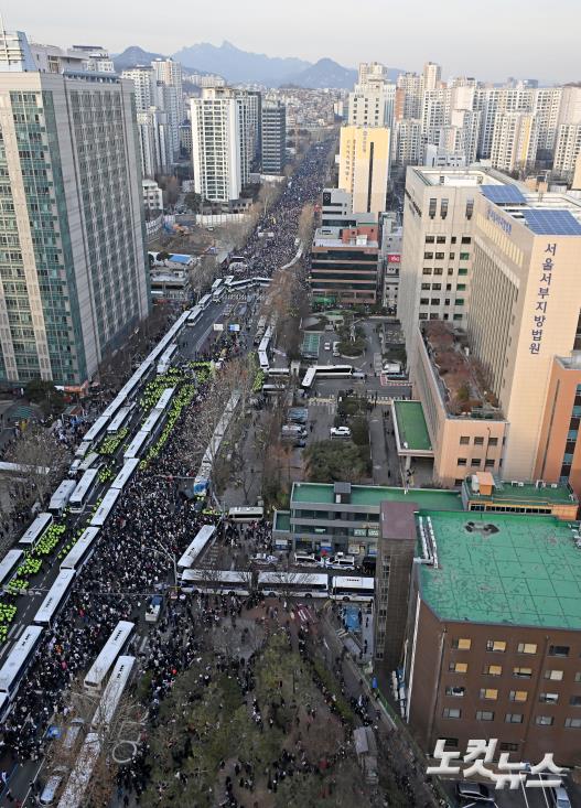 내란 우두머리 혐의로 체포된 윤석열 대통령의 구속 전 피의자 심문(영장실질심사)가 열린 18일 서울 마포구 서울서부지방법원 인근 도로에서 윤 대통령 지지자들이 집회를 이어가고 있다.