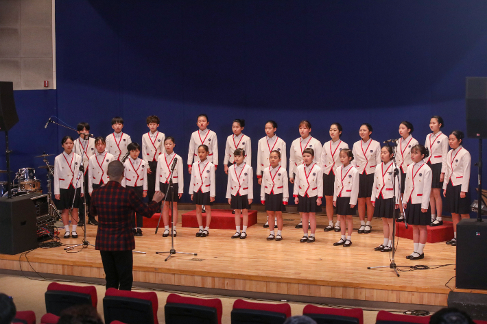 전북CBS소년소녀합창단이 18일 전북CBS 하림홀에서 공연하고 있다. 전북CBS 제공