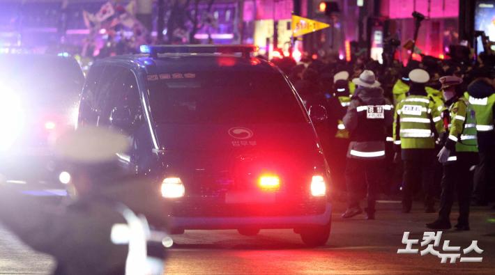 구치소 돌아가는 윤석열 호송차량