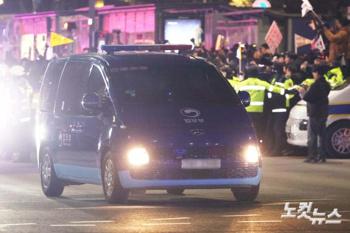 구치소 향하는 윤석열 대통령 호송차