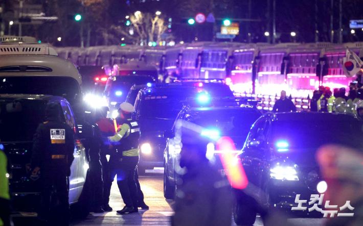 서울구치소 향하는 윤 대통령 호송차