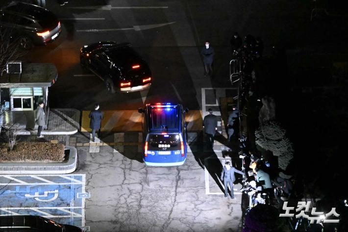 서부지법 빠져나가는 윤석열 호송차량