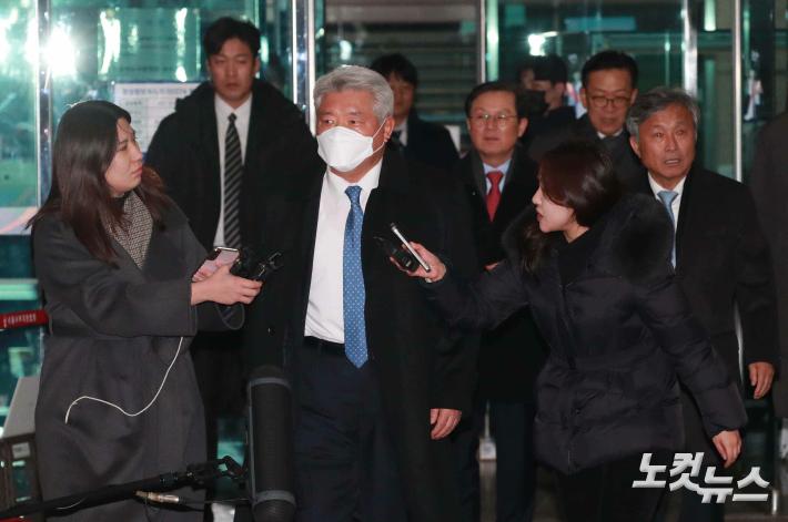 법정 나서는 윤 대통령 측 변호사들