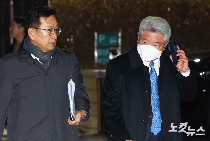 법원 나서는 석동현-김홍일