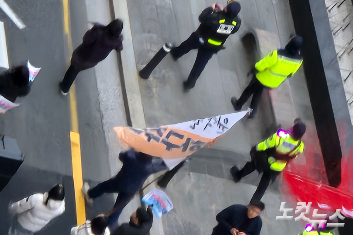 윤석열 대통령 탄핵을 주장하는 시민들이 서면 지역을 행진하고 있다. 정민기 기자