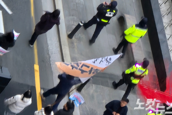 윤석열 대통령 탄핵을 주장하는 시민들이 서면 지역을 행진하고 있다. 정민기 기자