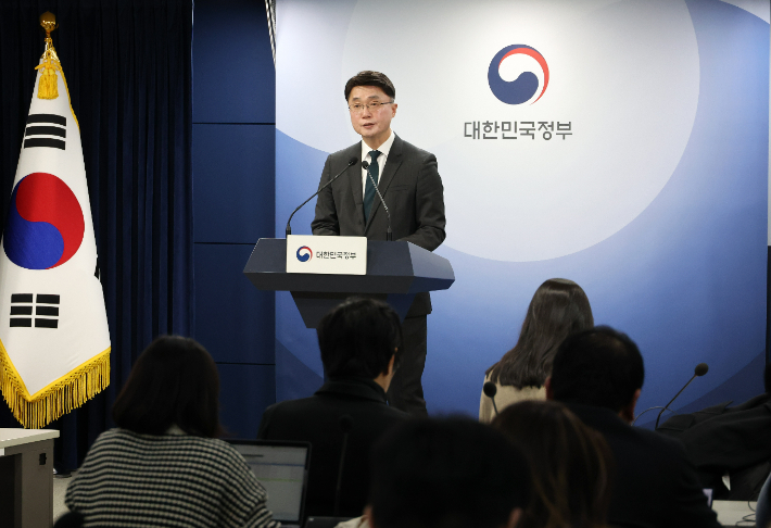 과학기술정보통신부 류제명 네트워크정책실장이 15일 서울 종로구 정부서울청사에서 알뜰폰 경쟁력 강화 방안 및 신규사업자 정책 관련 연구반 논의결과 브리핑을 하고 있다. 연합뉴스