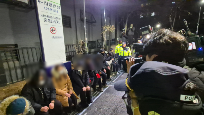 18일 서울서부지법 울타리를 넘어 경찰에 붙잡힌 윤 대통령 지지자들. 주보배 기자