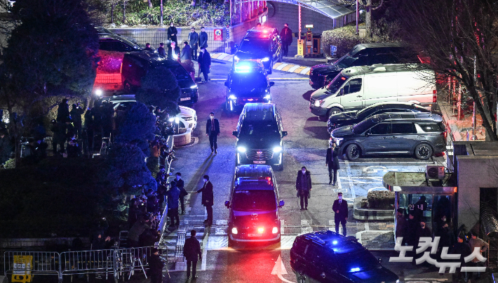 18일 오후 서울 마포구 서울서부중앙지방법원에서 내란 우두머리 혐의로 체포된 윤석열 대통령이 영장실질심사를 마친 뒤 호송차를 타고 서부지법을 빠져나가고 있다. 황진환 기자