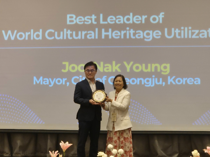 송호준 경주부시장이 태국 핏사눌록에서 열린 시상식에서 '세계유산활용 베스트 리더상'을 수상한 후 아마라 스리수찻 태국 문화부 선임 자문위원과 기념 촬영을 하고 있다. 경주시 제공