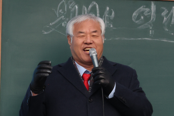 19일 오전 서울 동화면세점 인근 세종대로에서 전광훈 사랑제일교회 목사가 광화문 전국 주일 연합 예배에 참석해 발언하고 있다. 연합뉴스