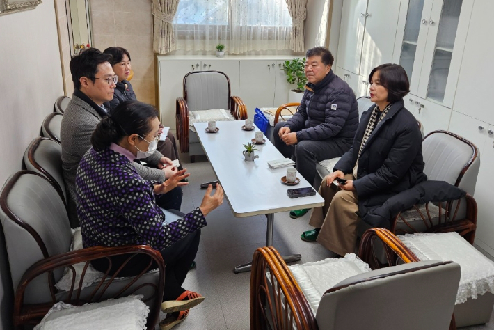 남미경 경주시 시민복지국장과 윤철용 복지정책과장이 나자레원을 찾아 위문품을 전달하고 있다. 경주시 제공