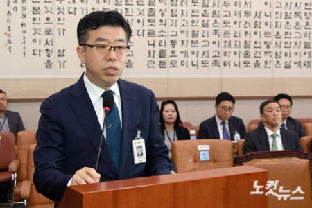 20일 서울 여의도 국회에서 열린 법제사법위원회 전체회의 서울서부지방법원 소요사태 관련 긴급현안질의에서 신용해 법무부 교정본부장이 의원 질의에 답변을 하고 있다.