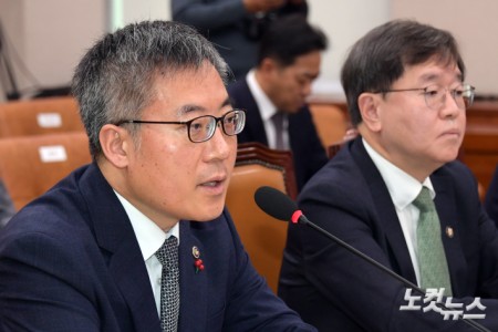 20일 서울 여의도 국회에서 열린 법제사법위원회 전체회의 서울서부지방법원 소요사태 관련 긴급현안질의에서 김석우 법무부 장관 직무대행이 의원 질의에 답변을 하고 있다.