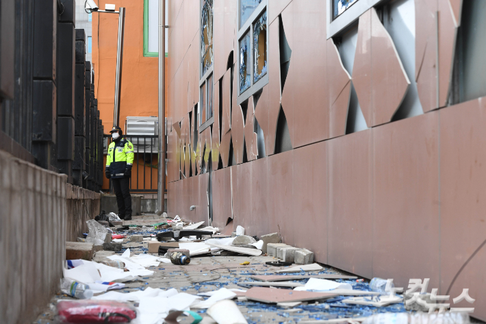 19일 오전 서울 마포구 서울서부지방법원에 윤석열 대통령에 대한 구속영장 발부 소식에 격분한 윤 대통령 지지자들이 난입해 현판, 건물 벽면, 유리창 등을 파손한 흔적이 남아 있다. 황진환 기자