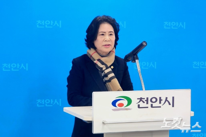 김행금 천안시의회 의장이 지난 16일 천안시 브리핑실에서 인사파행과 관련해 기자회견을 하고 있다. 인상준 기자