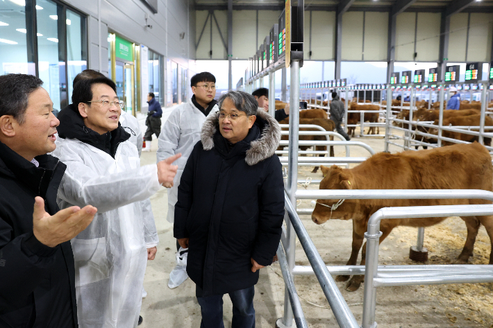 강진원 전남 강진군수가 설 명절을 앞두고 가축시장을 방문해 한우 농가를 격려하고 의견을 청취했다. 강진군 제공