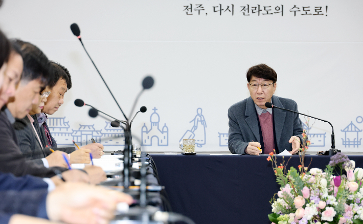 우범기 전주시장이 20일 새해 첫 확대간부회의를 주재하고 있다. 전주시 제공