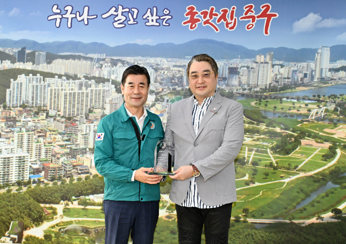 김영길 울산중구청장은 지난 2023년 8월 23일 윤영선(사진 오른쪽) 아이윤메디컬센터 이사장을 제39대 명예구청장으로 위촉했다. 중구청 제공