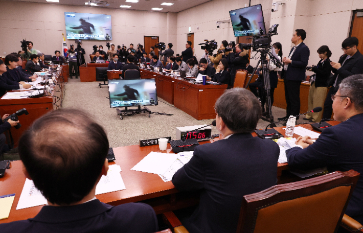  20일 윤석열 대통령 지지 시위대의 서울서부지법 청사 불법 진입 및 난동 사태와 관련한 긴급 현안질의가 열린 국회 법제사법위원회 전체회의서 서부지법 현장 사태 관련 뉴스가 나오고 있다. 연합뉴스