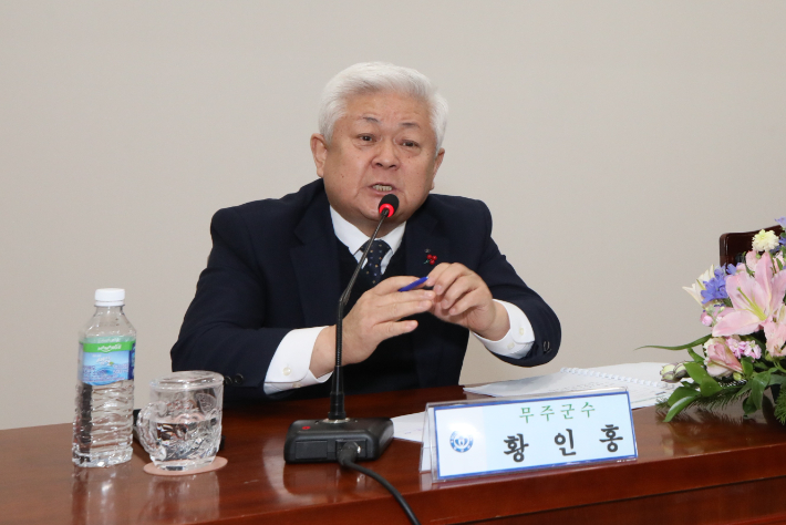 황인홍 무주군수가 20일 무풍면 행정복지센터에서 열린 2025년 군민과 대화에서 발언하고 있다. 무주군 제공