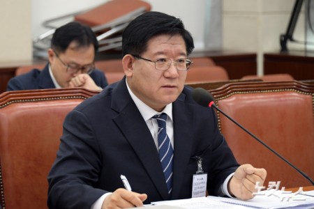 의원 질의에 답변하는 이호영 경찰청장 직무대행