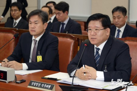 이호영 경찰청장 직무대행이 20일 서울 여의도 국회에서 열린 행정안전위원회 전체회의 서부지법 불법 폭력점거 시위사태 관련 긴급 현안 질의에서 의원 질의에 답변을 하고 있다. (왼쪽 최현석 서울경찰청장 직무대행)