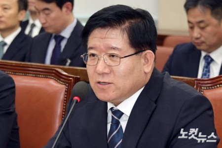 이호영 경찰청장 직무대행이 20일 서울 여의도 국회에서 열린 행정안전위원회 전체회의 서부지법 불법 폭력점거 시위사태 관련 긴급 현안 질의에서 의원 질의에 답변을 하고 있다.