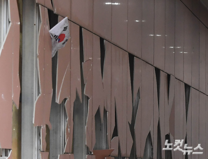 19일 오전 서울 마포구 서울서부지방법원에 윤석열 대통령에 대한 구속영장 발부 소식에 격분한 윤 대통령 지지자들이 난입해 현판, 건물 벽면, 유리창 등을 파손한 흔적이 남아 있다. 황진환 기자