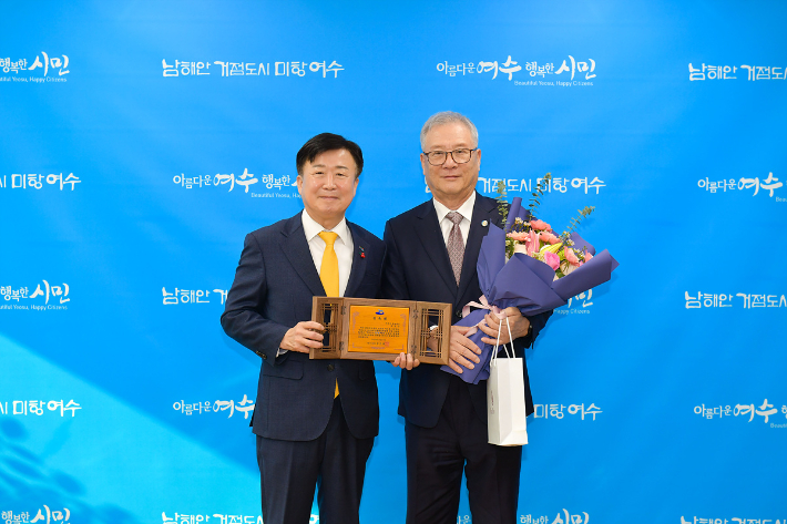 전남 여수시는 지난 17일 제29대 미주한인회총연합회 총회장을 역임한 국승구 전 회장을 홍보대사로 위촉했다. 여수시 제공