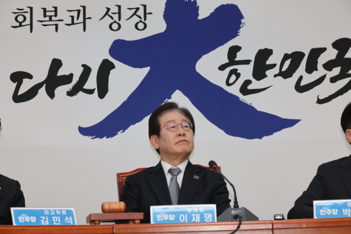 더불어민주당 이재명 대표가 20일 오전 서울 여의도 국회에서 열린 최고위원회의에 참석해 발언을 듣고 있다. 연합뉴스